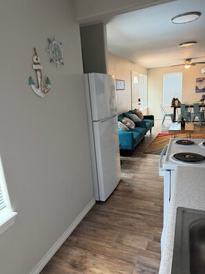 A kitchen with a stove, refrigerator, and dining area with chairs and a table. - A SPRING / SUMMER / WINTER TEXAN FAV!!!! Full kitchen.
Sleeps 7! Free parking (Aransas Pass)