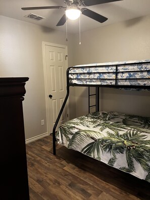 3 chambres, fer et planche à repasser, Wi-Fi, draps fournis