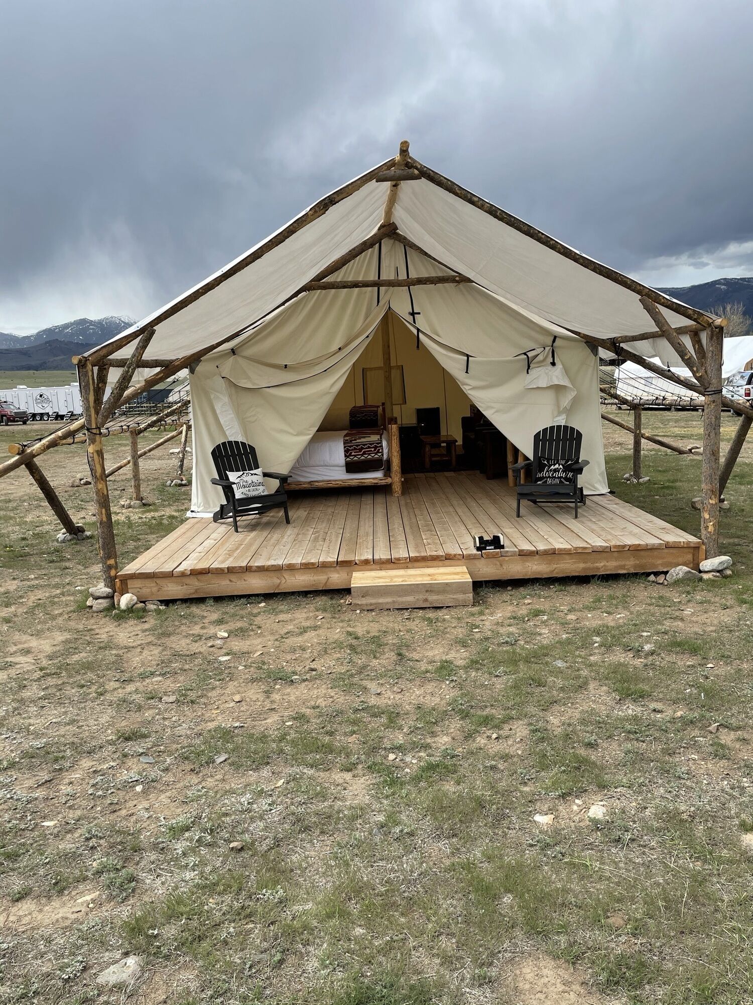 Glamping tent in Paradise Valley only 27 miles from Yellowstone National Park