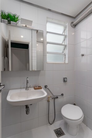 Shower, hair dryer, towels, shampoo - 6 minutes from Copacabana beach | RDL1112 (Rio de Janeiro)