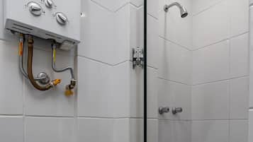 Douche, sĂšche-cheveux, serviettes fournies, shampoing