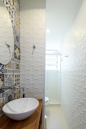 Douche, sĂšche-cheveux, serviettes fournies, papier toilette