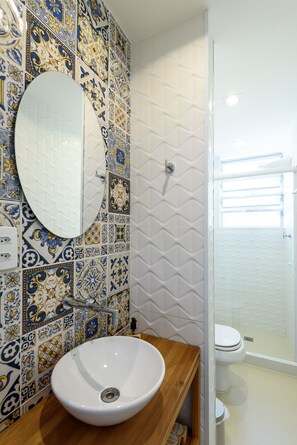 Dusche, Haartrockner, Handtücher, Toilettenpapier