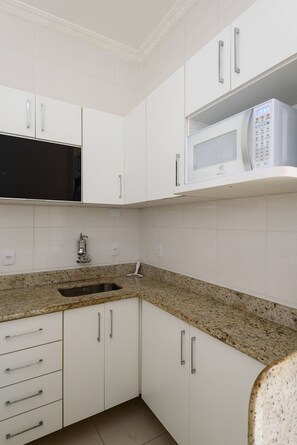 Fridge, microwave, oven, stovetop - 3 minutes from Ipanema beach | PM402 (Rio de Janeiro)