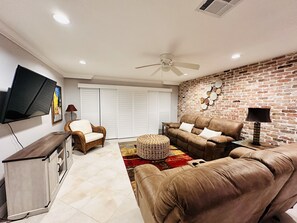 Smart TV, books - Deerfield Beach Paradise (Deerfield Beach)