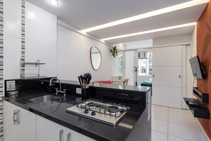 Kjøleskap, mikrobølgeovn, kokeplater og kaffetrakter/tekoker