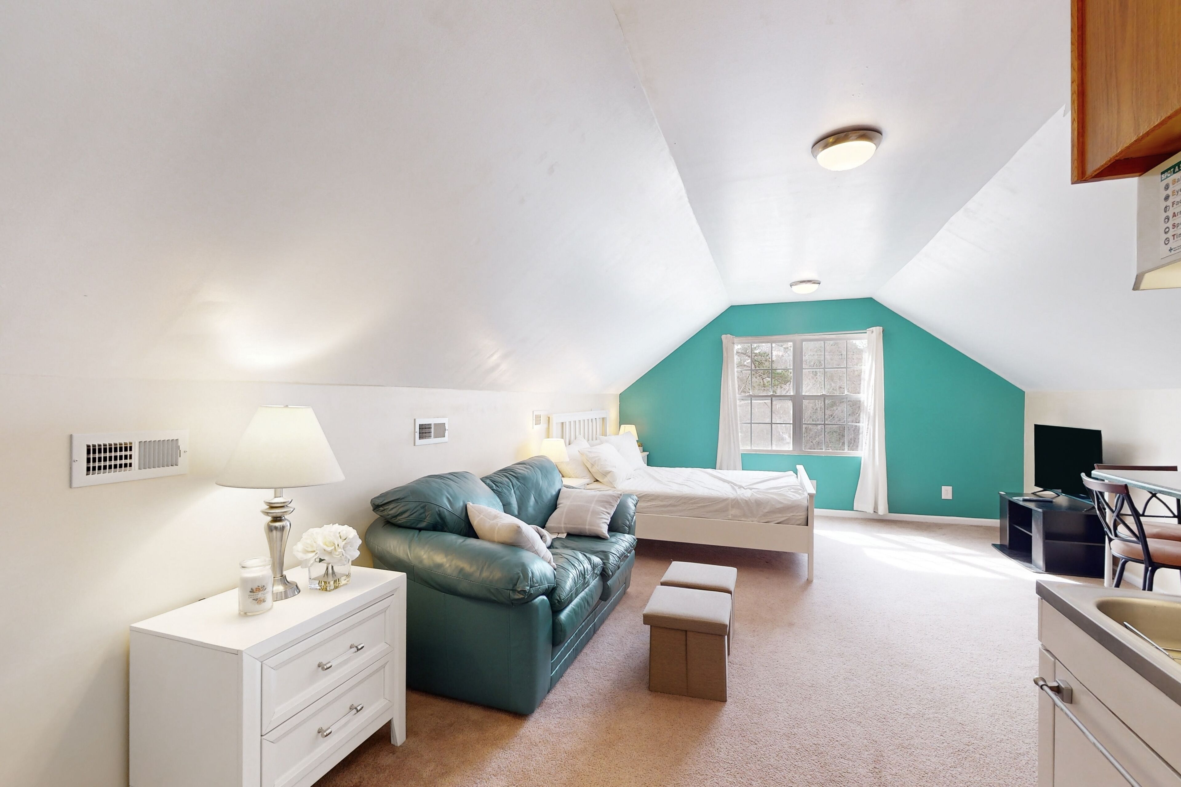 2nd-floor studio near the ocean with kitchenette, patio, streaming, W/D, & AC