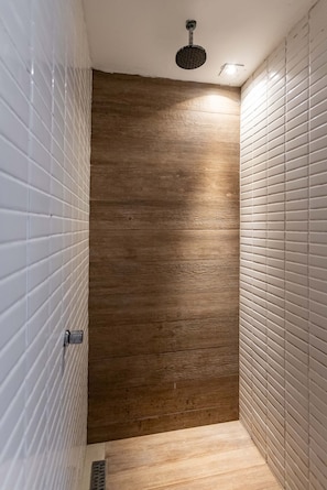 Een douche, handdoeken