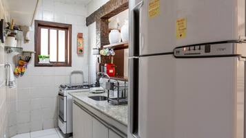 Geladeira, micro-ondas, fogão, cooktop