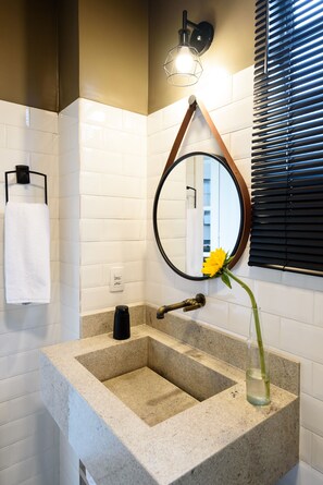 Douche, sèche-cheveux, serviettes fournies