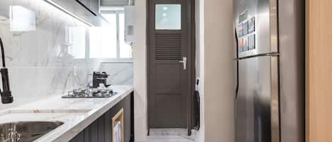 Fridge, microwave, stovetop, coffee/tea maker