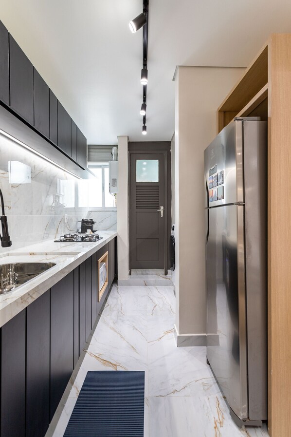 Kühlschrank, Mikrowelle, Herdplatte, Wasserkocher mit Kaffee-/Teezubehör