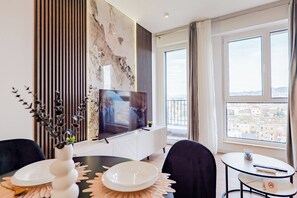 Deluxe-lejlighed | Opholdsområde | 42-tommers smart-tv med kabelkanaler