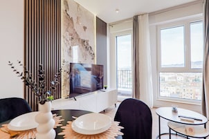 Apartamento luxo | Área de estar | Smart TV 42 polegadas com canais a cabo