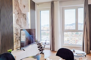 Apartamento luxo | Área de estar | Smart TV 42 polegadas com canais a cabo