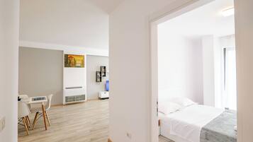 Apartment, 3 Bedrooms | Desk, soundproofing, free WiFi, bed sheets