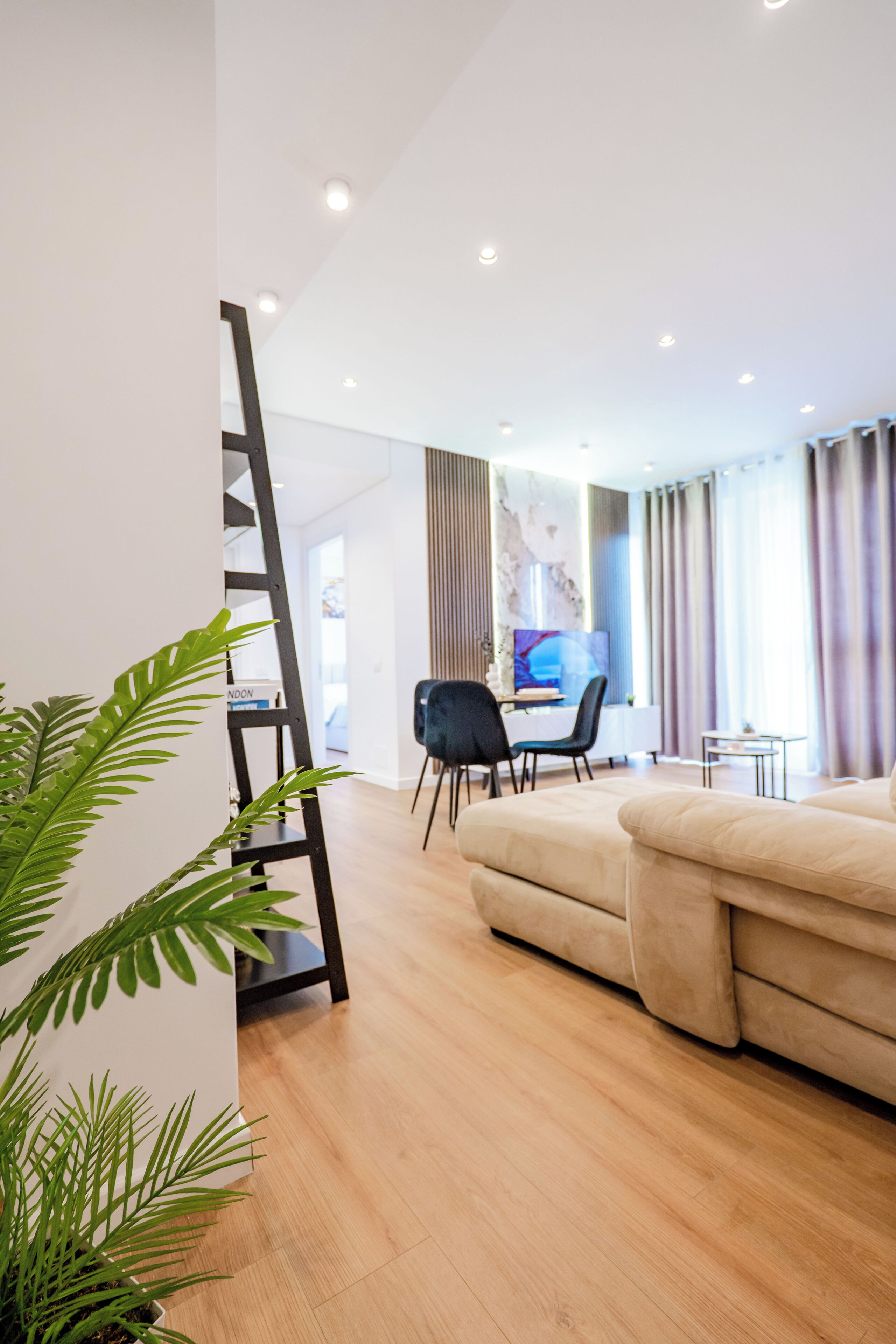 Apartamento Deluxe | Zona de estar | Smart TV de 42 pulgadas con canales por cable