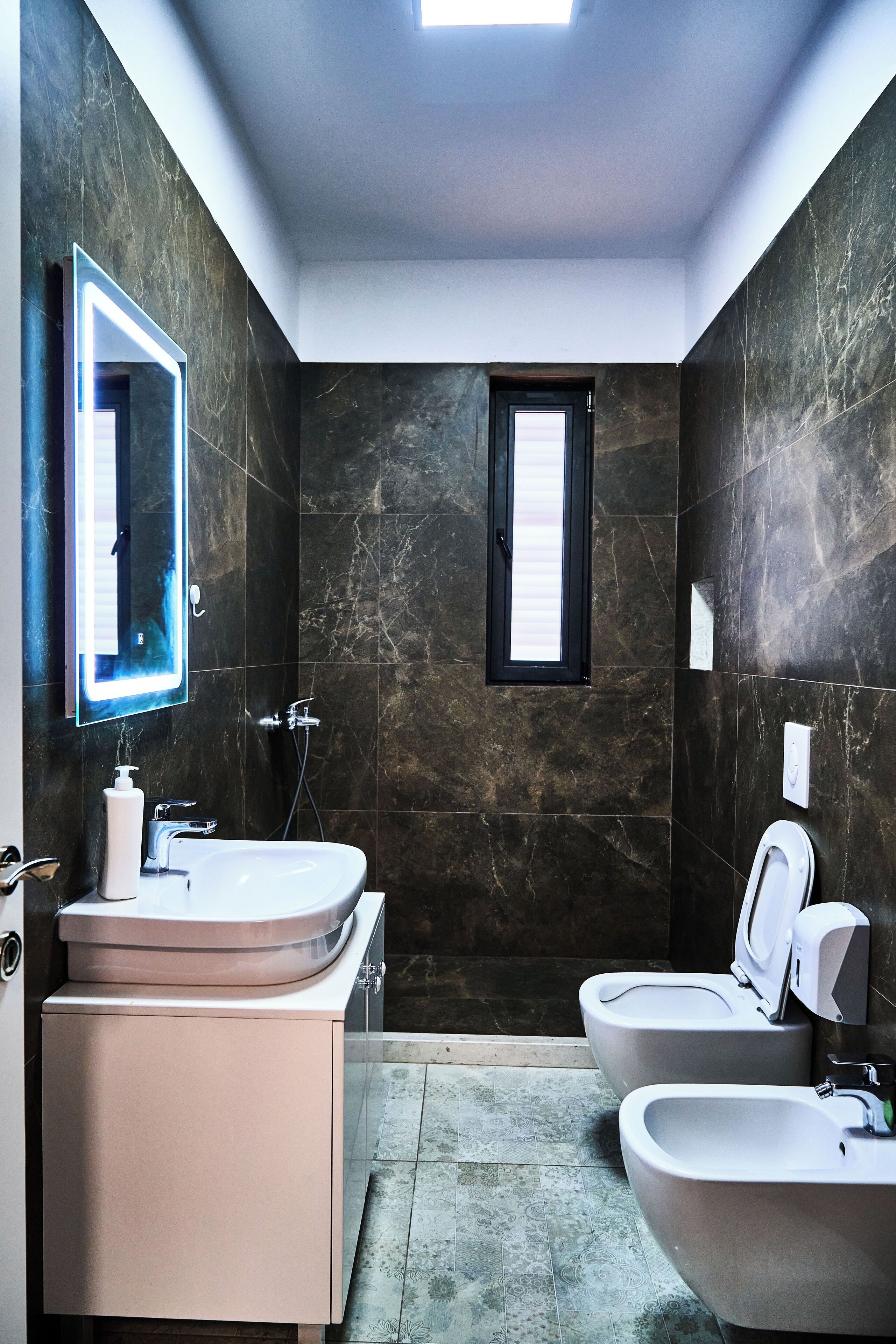 Apartamento, 2 habitaciones | Baño | Ducha, cabezal de ducha tipo lluvia, secador de pelo y zapatillas