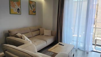 Deluxe-Apartment, Stadtblick | Wohnbereich | 42-Zoll-Smart-TV mit Kabelempfang