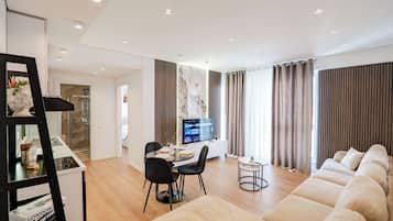 Apartamento Deluxe | Zona de estar | Smart TV de 42 pulgadas con canales por cable