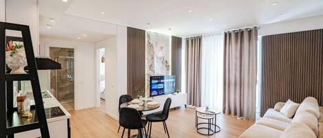 Deluxe-huoneisto | Oleskelualue | 42–tuumainen äly-TV, jossa kaapelikanavat