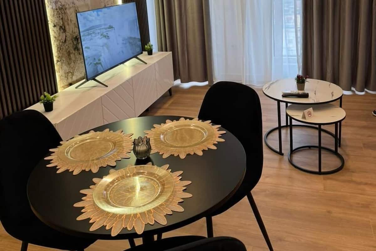 Leilighet – deluxe, byutsikt | Oppholdsområde | En 42-tommers smart-TV med kabel-kanaler