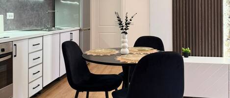 Deluxe Apartment | Private kitchen | Full-size fridge, microwave, oven, stovetop