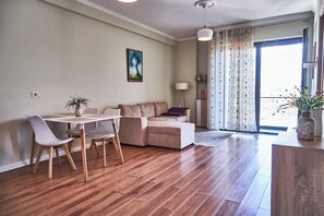 Leilighet, 1 soverom | Oppholdsområde | En 42-tommers smart-TV med kabel-kanaler