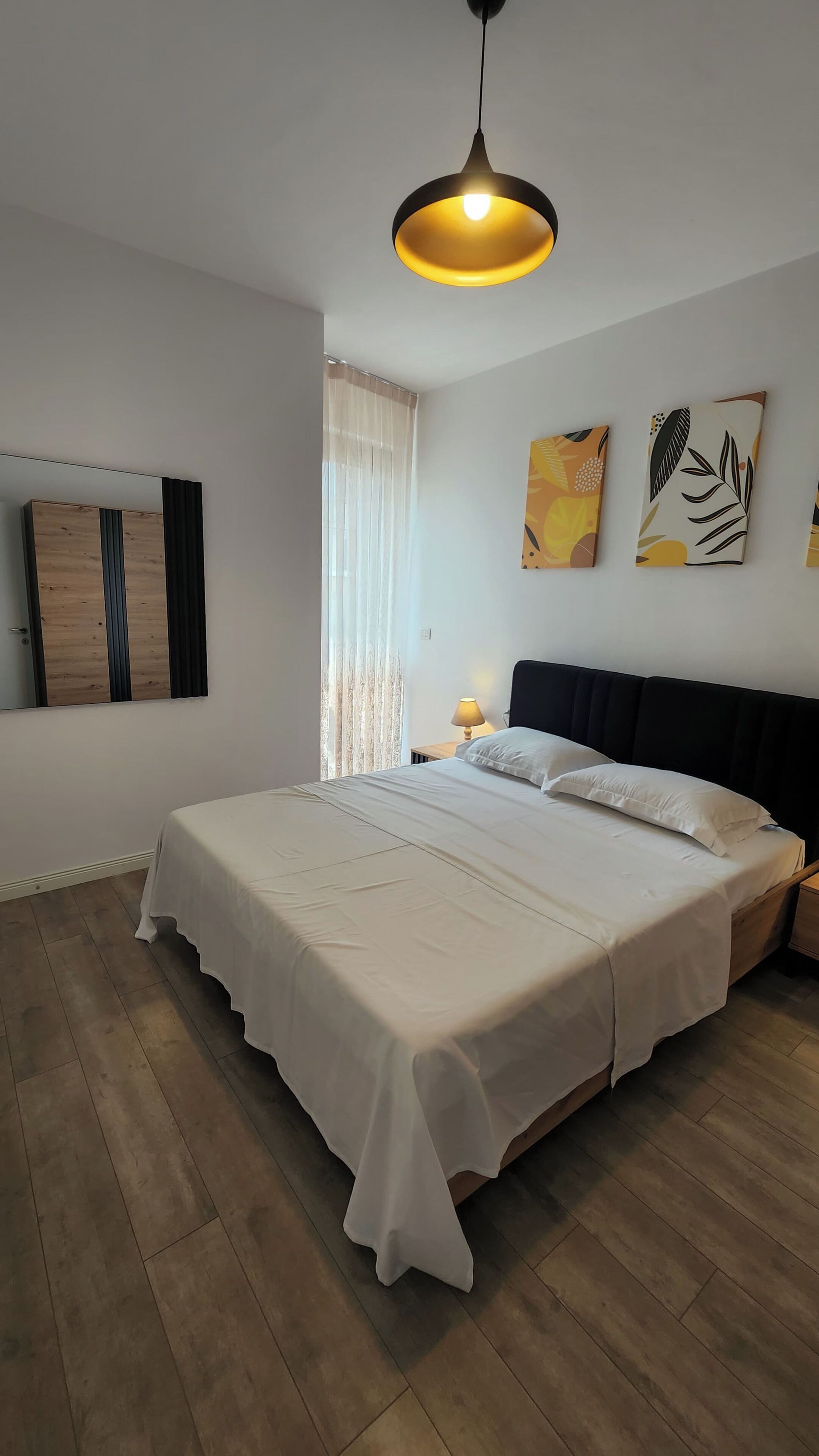 Desk, soundproofing, free WiFi, bed sheets