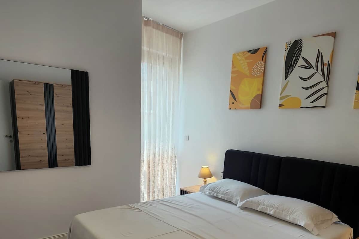 Desk, soundproofing, free WiFi, bed sheets