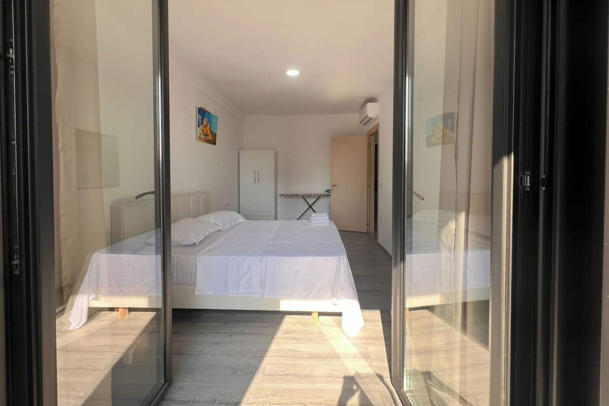 Apartment, 2 Bedrooms | Desk, soundproofing, free WiFi, bed sheets