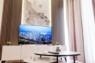 Apartamento luxo | Área de estar | Smart TV 42 polegadas com canais a cabo
