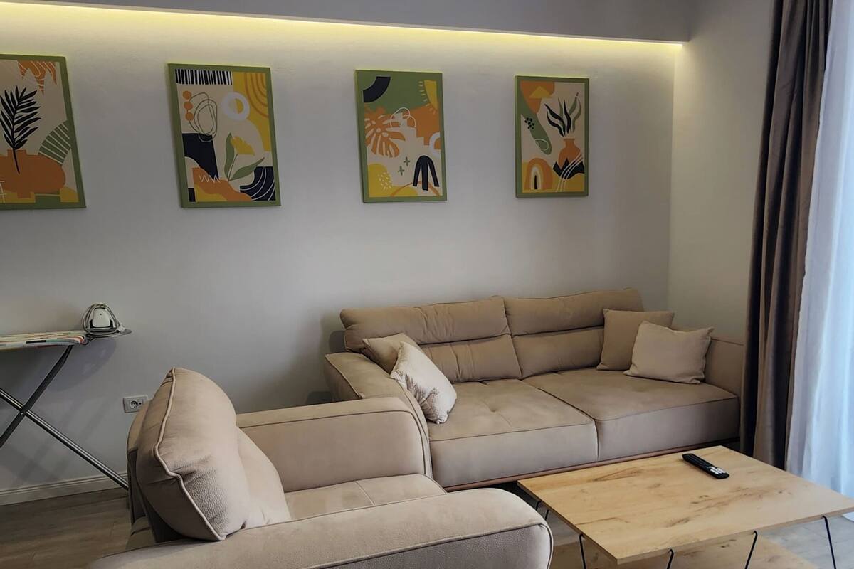 Deluxe Apartment, City View | Living area | 42-inch Smart TV with cable channels