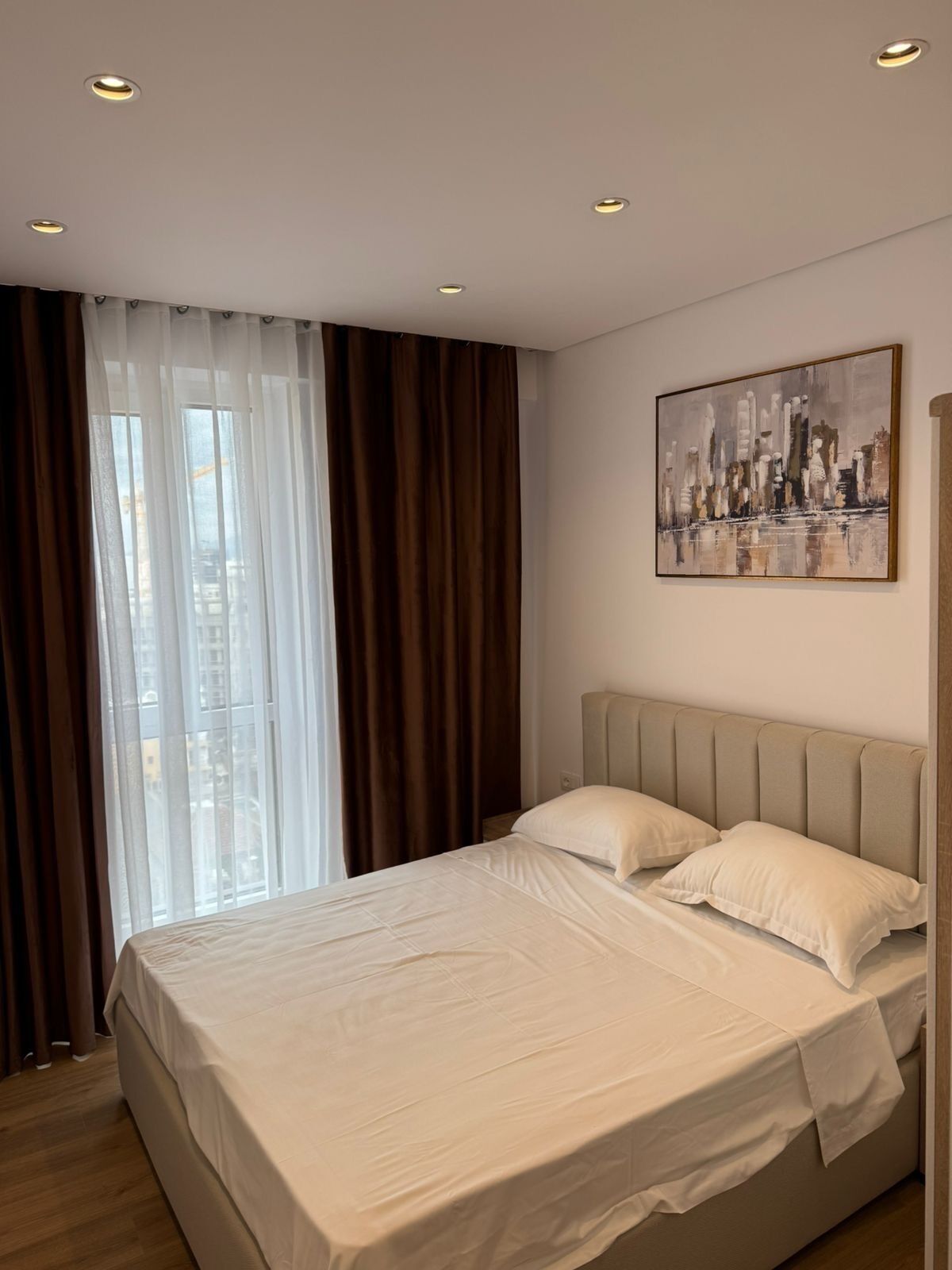 Desk, soundproofing, free WiFi, bed sheets