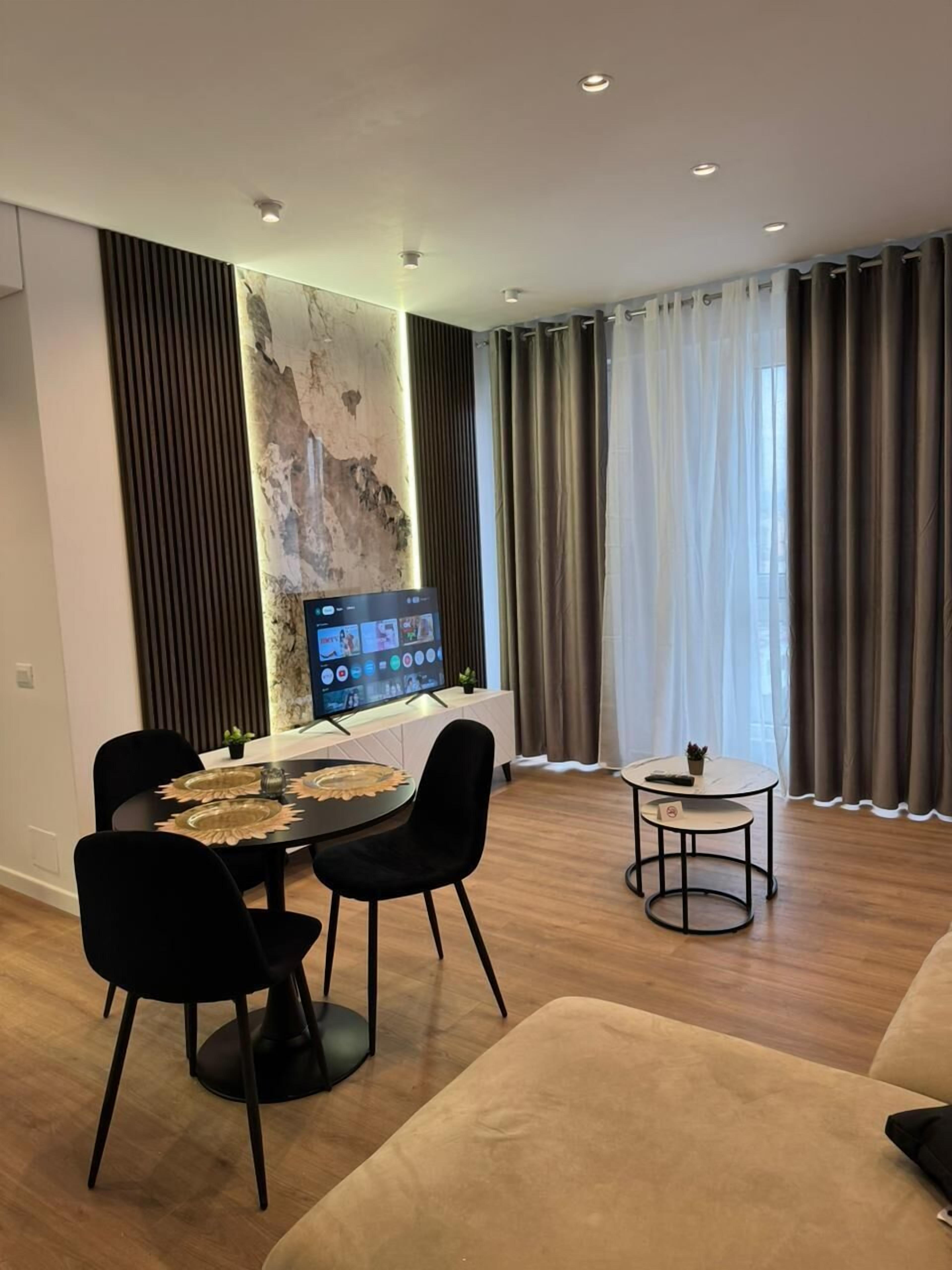 Deluxe Apartment, City View | Living area | 42-inch Smart TV with cable channels