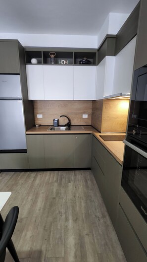 アパートメント 1 ベッドルーム バルコニー | 専用キッチン | 大型冷蔵庫、電子レンジ、オーブン、コンロ