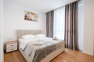 Apartamento luxo | Escrivaninha, quartos à prova de som, Wi-Fi de cortesia, roupa de cama