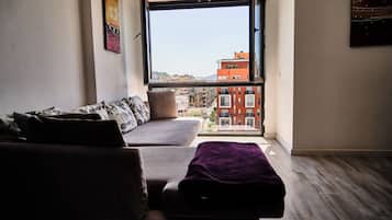 Appartement, 2 slaapkamers | Woonruimte | Een 42-inch smart-tv met kabelzenders