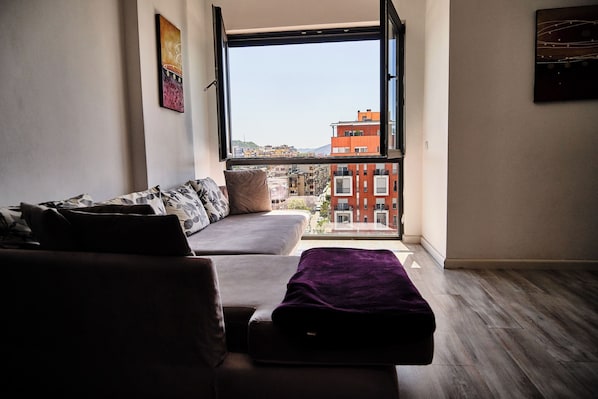 Departamento, 2 habitaciones | Área de sala de estar | Smart TV de 42 pulgadas con canales por cable