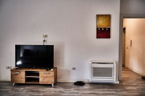 Apartment, 2 Bedrooms | Desk, soundproofing, free WiFi, bed sheets - Kalpazo Home Tirana 21 (Tirana)