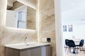 Appartamento Deluxe | Bagno | Doccia, soffione a pioggia, asciugacapelli, pantofole