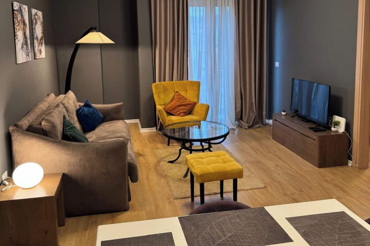Deluxe Apartment, City View | Living area | 42-inch Smart TV with cable channels