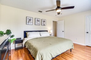 3 bedrooms, desk, iron/ironing board, WiFi - Charming Hinesville Home < 6 Mi to Fort Stewart (Hinesville)