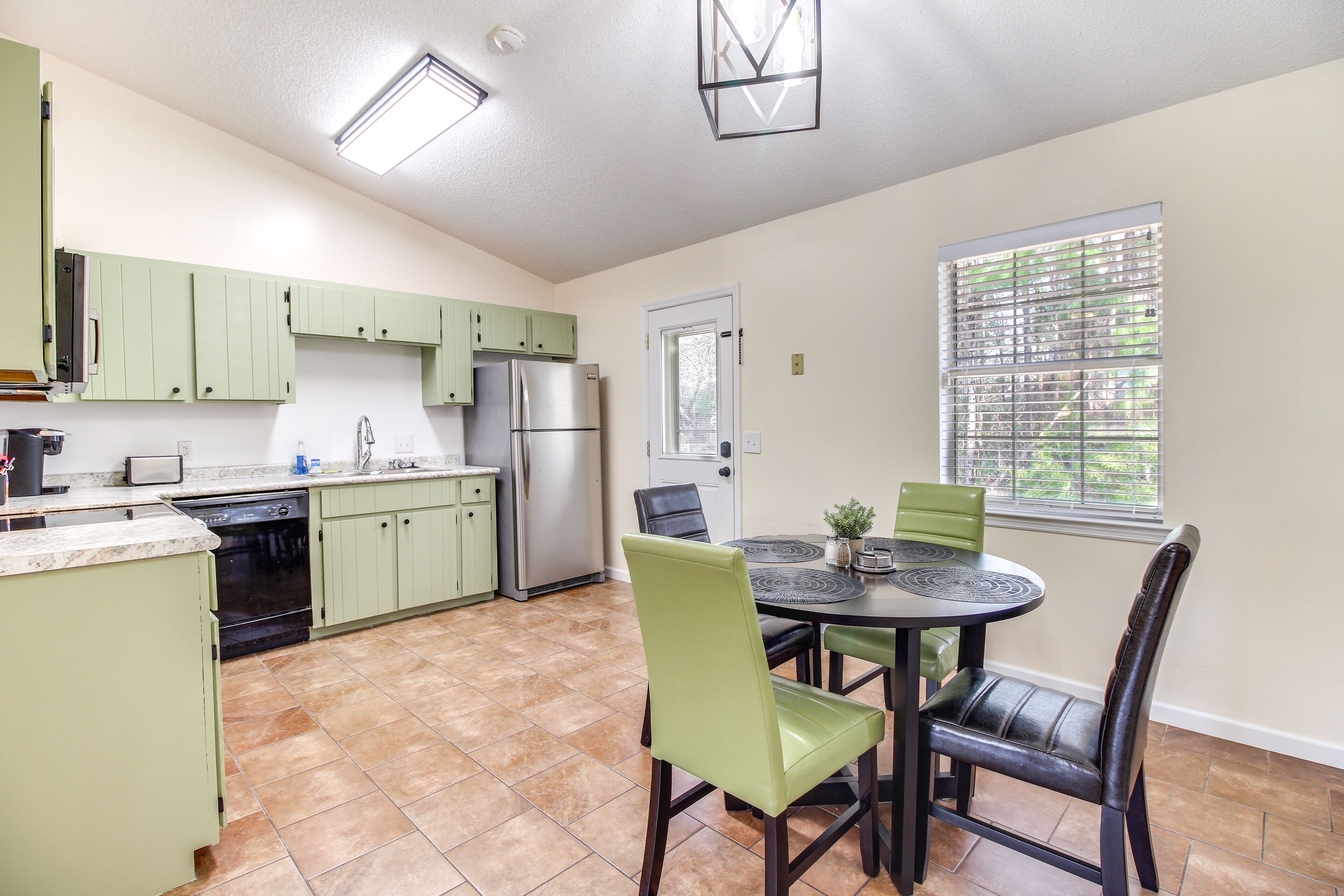 Coffee/tea maker, fridge, microwave, stovetop