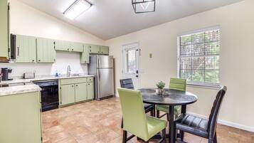 Coffee/tea maker, fridge, microwave, stovetop