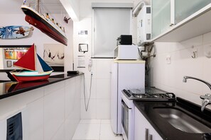 Refrigerador, microondas, cafetera/tetera, tostadora