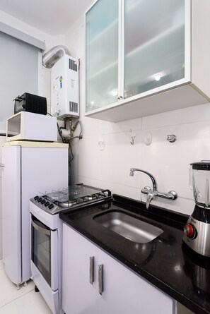 Kylskåp, mikrovågsugn, kaffe- och tebryggare och brödrost