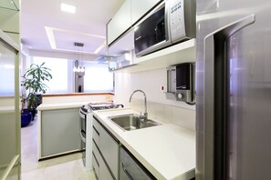 Kühlschrank, Mikrowelle, Ofen, Wasserkocher mit Kaffee-/Teezubehör