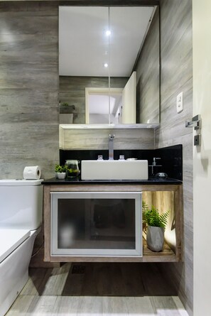 Regadera, secadora de cabello, toallas, shampoo 