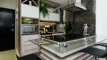 Refrigerador, microondas, horno y parrilla de estufa